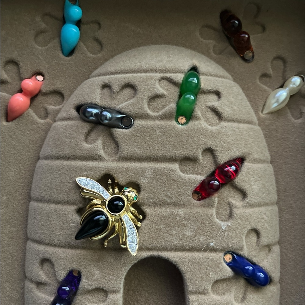 Joan Rivers Bumble Bee Pin brooch set 10 interchangeable colors Bee Hive in BOX